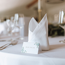 gedeckter Tisch mit Tischkarte und Serviette