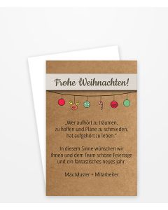 Weihnachtskarte im Kraftpapierdesign mit bunten Weihnachtskugeln